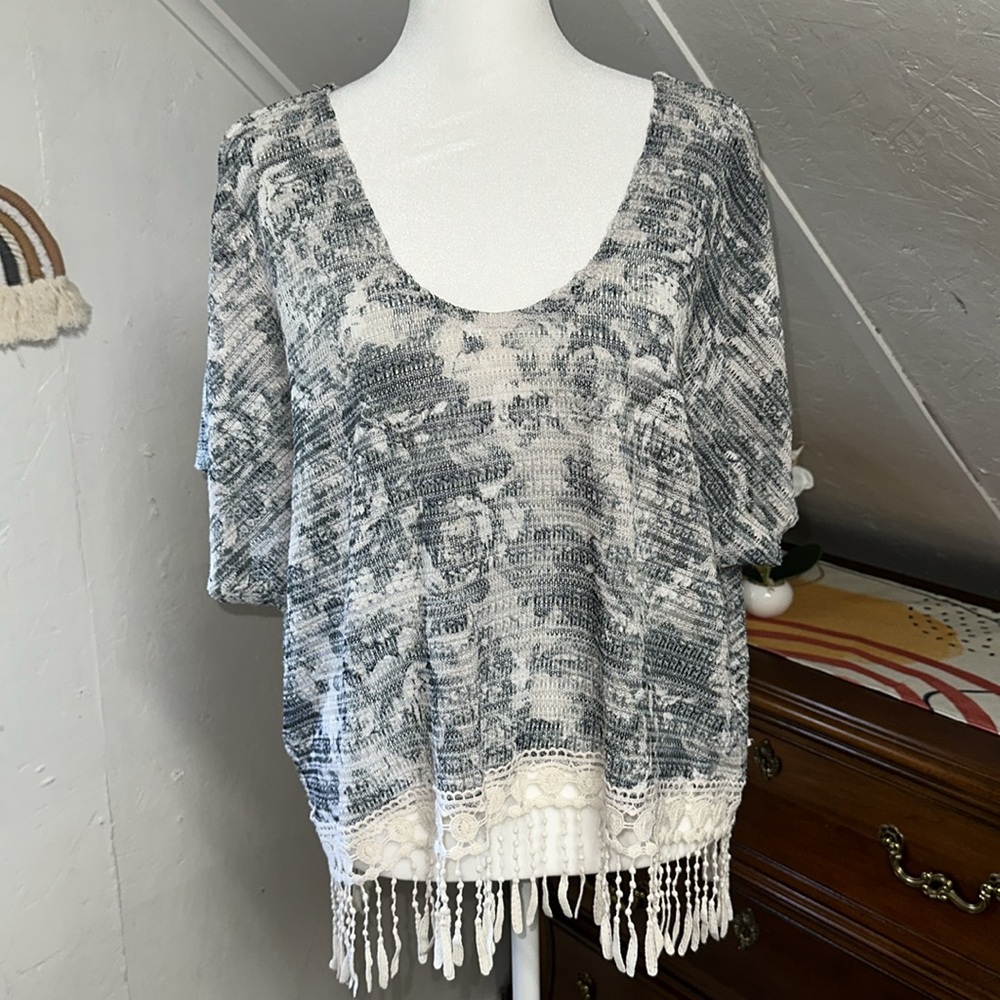 Aeropostale women’s XS Floral Fringe top with v-neck. Oversized feel‎